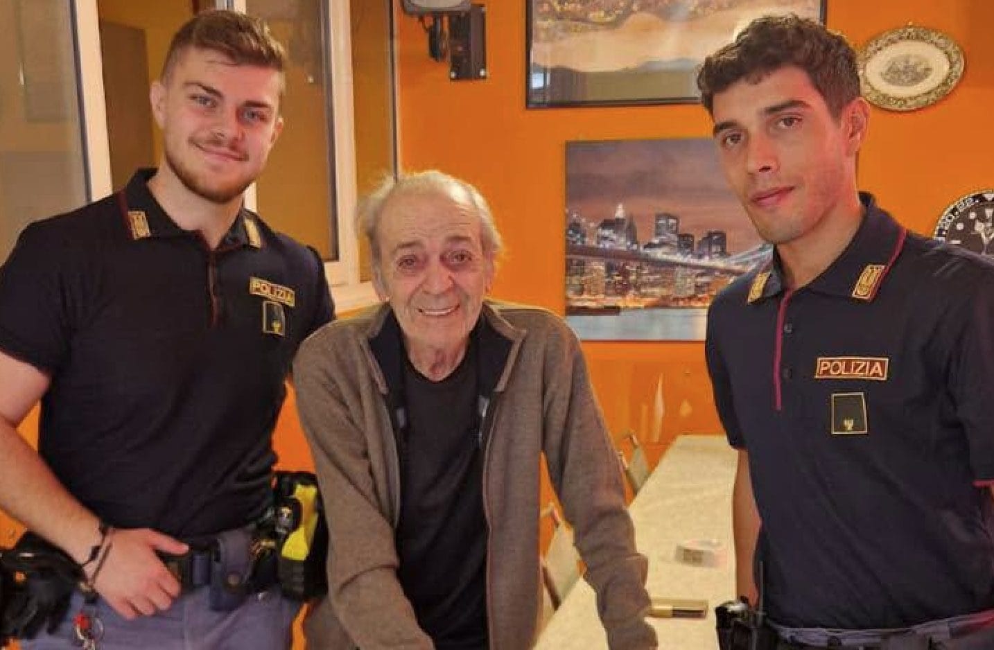 "Pronto 112, mi sento solo": a 84 anni chiama la polizia, due agenti vanno a casa sua a fargli compagnia