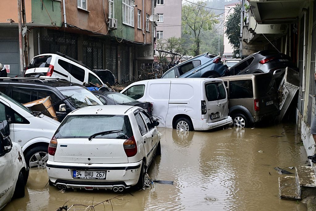 Alluvione Istanbul, due morti per il maltempo: strade sommerse e scuole chiuse. I video del nubifragio