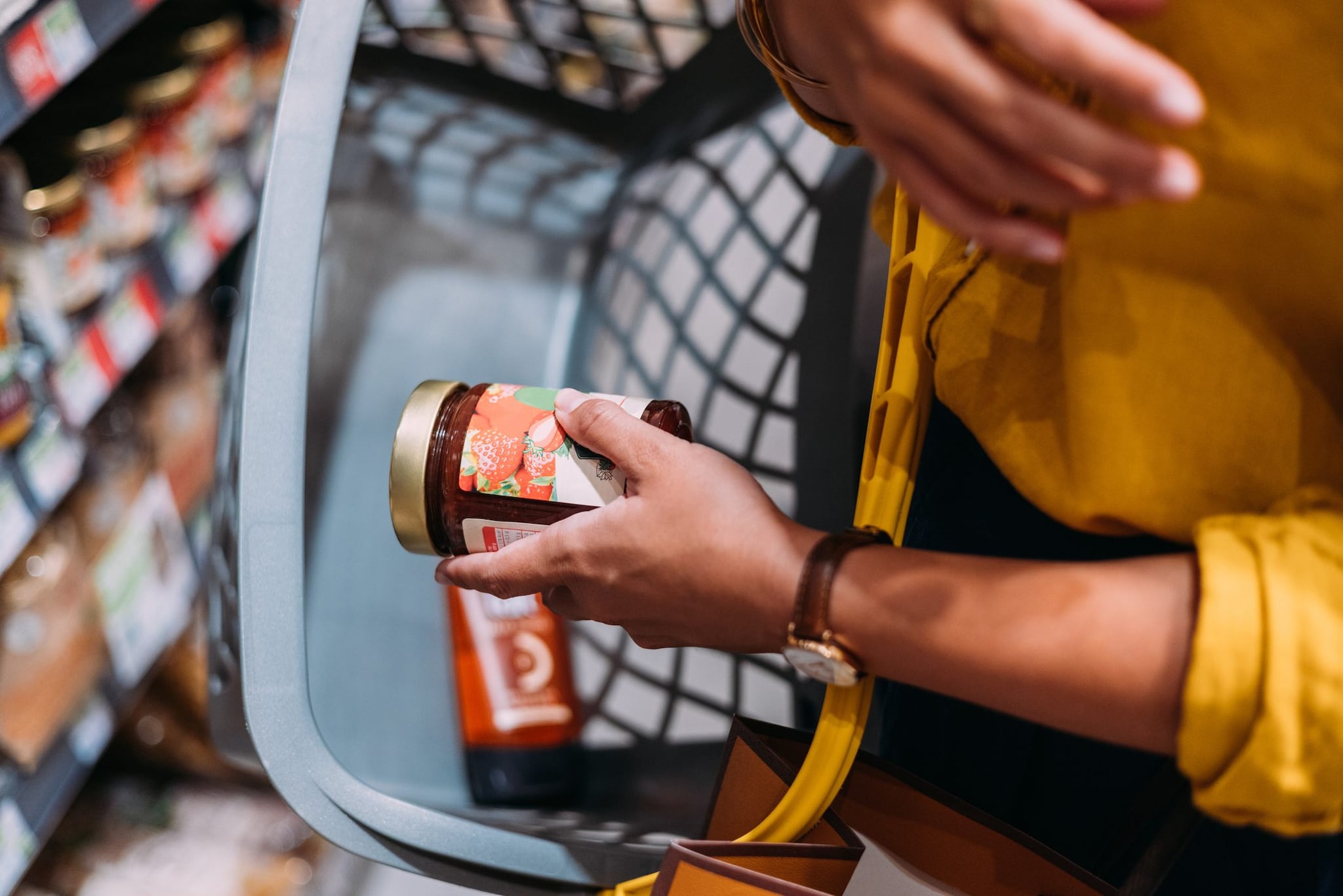 Si filma mentre avvelena la marmellata al supermercato e chiede 100mila euro all'azienda produttrice