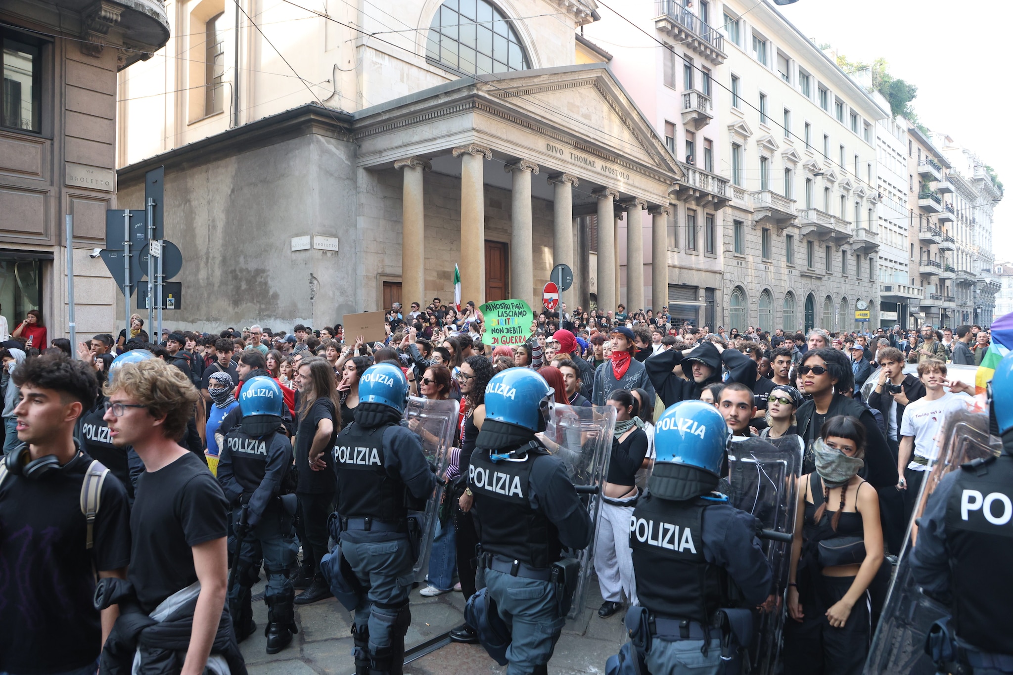 Nuovo decreto Sicurezza, dal fermo preventivo al reato di partecipazione violenta ai cortei: tutte le norme