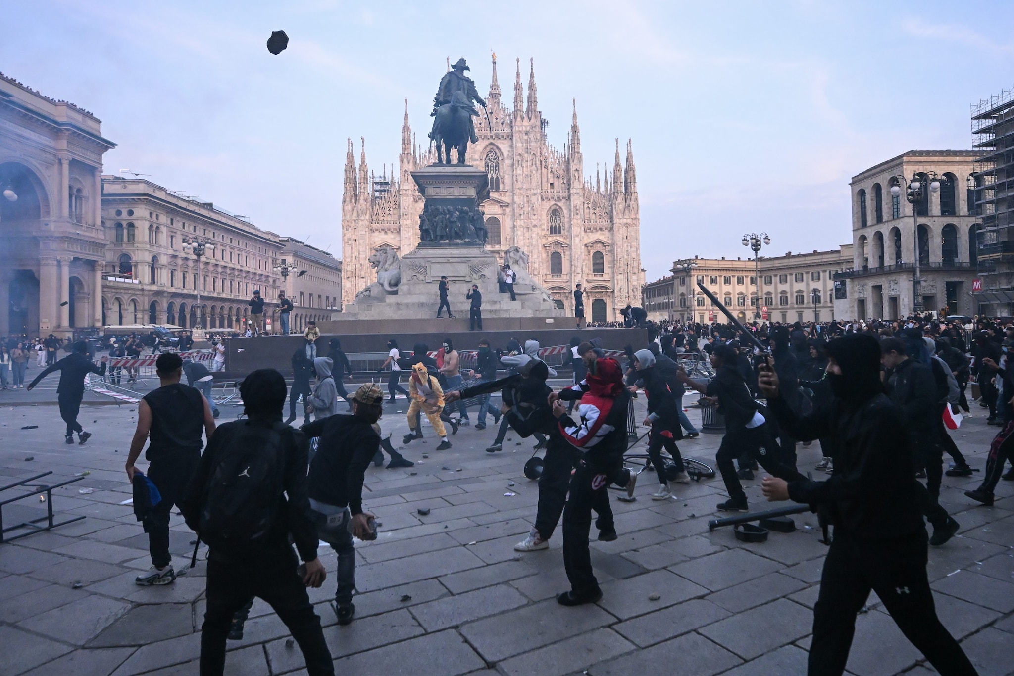 Stipendi bassi, inflazione e sanità: proteste in tutta Italia e scontri con la polizia, guerriglia a Milano