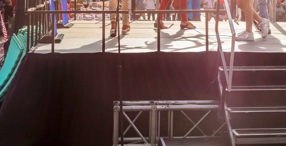 Bimbo di 6 anni sale sul palco con la bici ma cade e batte la testa: ricoverato in gravi condizioni a Messina
