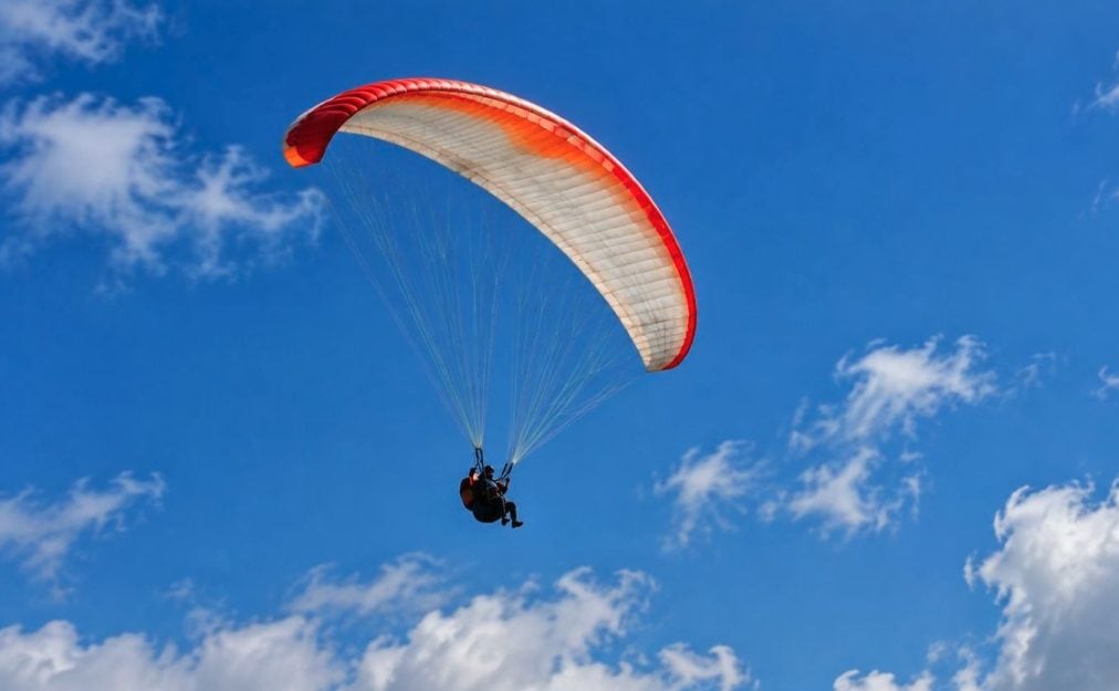 Volo in parapendio con la figlia di 4 anni, le funi si aggrovigliano: il grave incidente in Tirolo