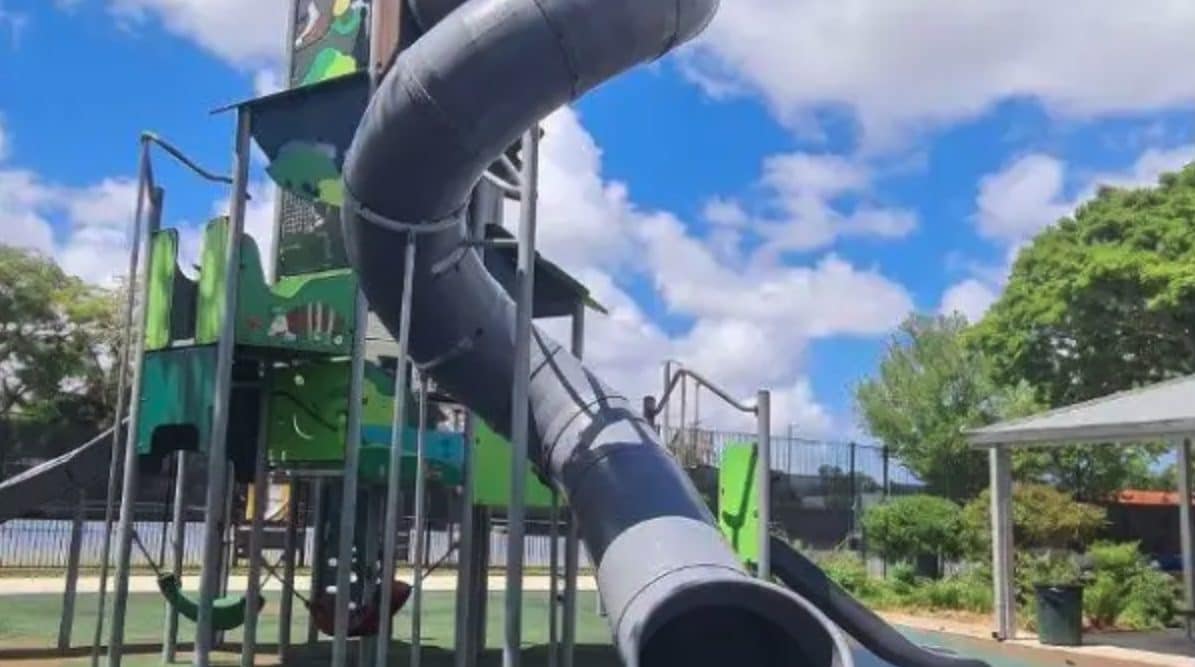 La maglia si impiglia nello scivolo e lo strangola, 13enne muore nel tubo al parco giochi: lo trovano ore dopo