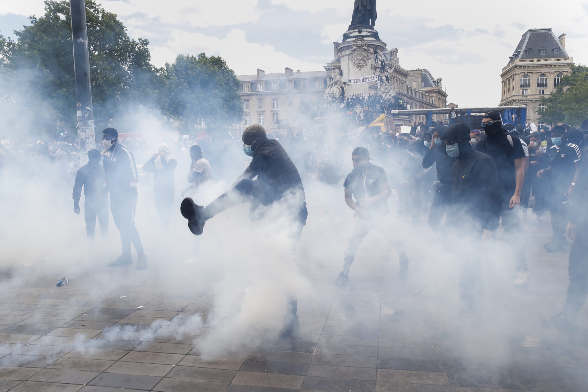 Il coprifuoco a Parigi visto da un parigino: "Non siamo mai arrivati a tanto dal maggio '68"