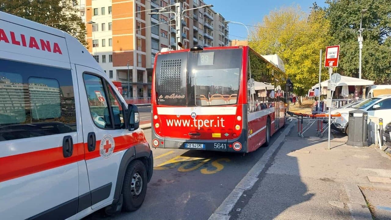 Donna partorisce su un bus a Bologna: aiutata da altre passeggere, l’autista ha offerto i suoi vestiti