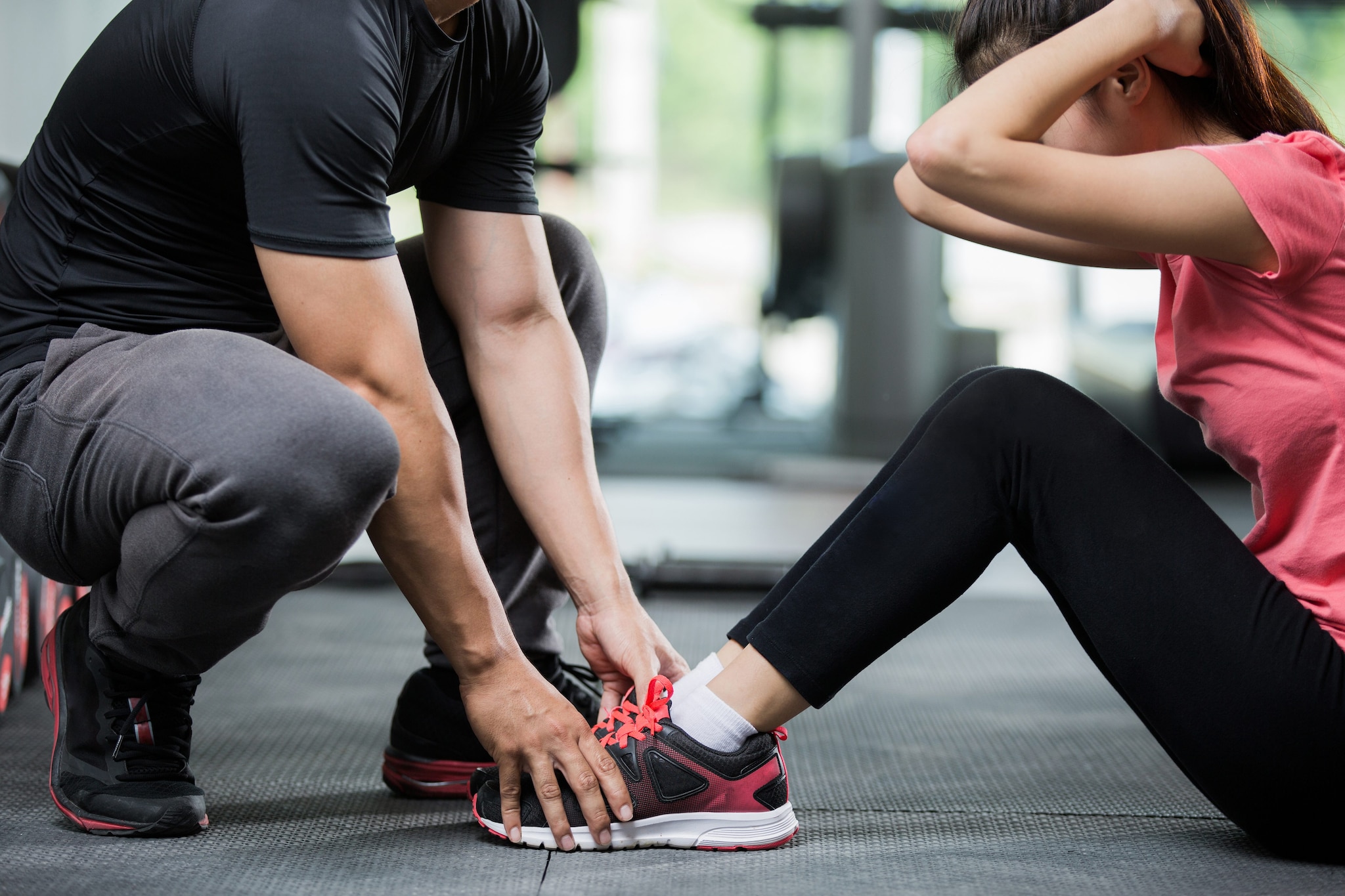 Personal trainer abusa della figliastra 13enne: lei muore di overdose e lui rischia il processo per violenza