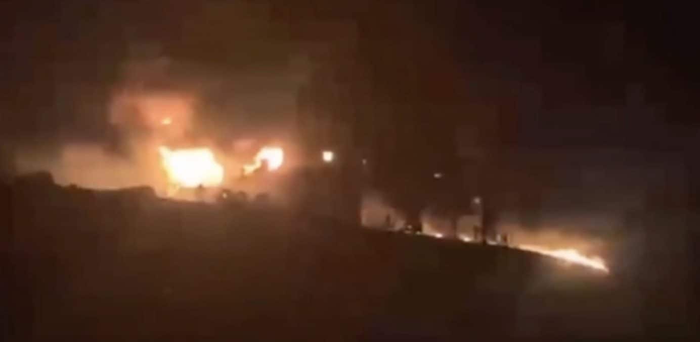 Petroliera urta una mina e prende fuoco nello Stretto di Hormuz: "Navigava illegalmente con appoggio Usa"