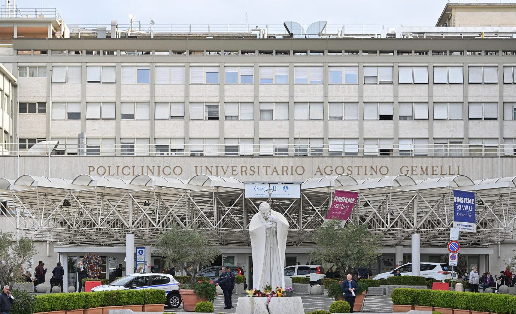 Cosa succede quando il Papa è in ospedale: chi governa il Vaticano durante il ricovero di Leone XIV