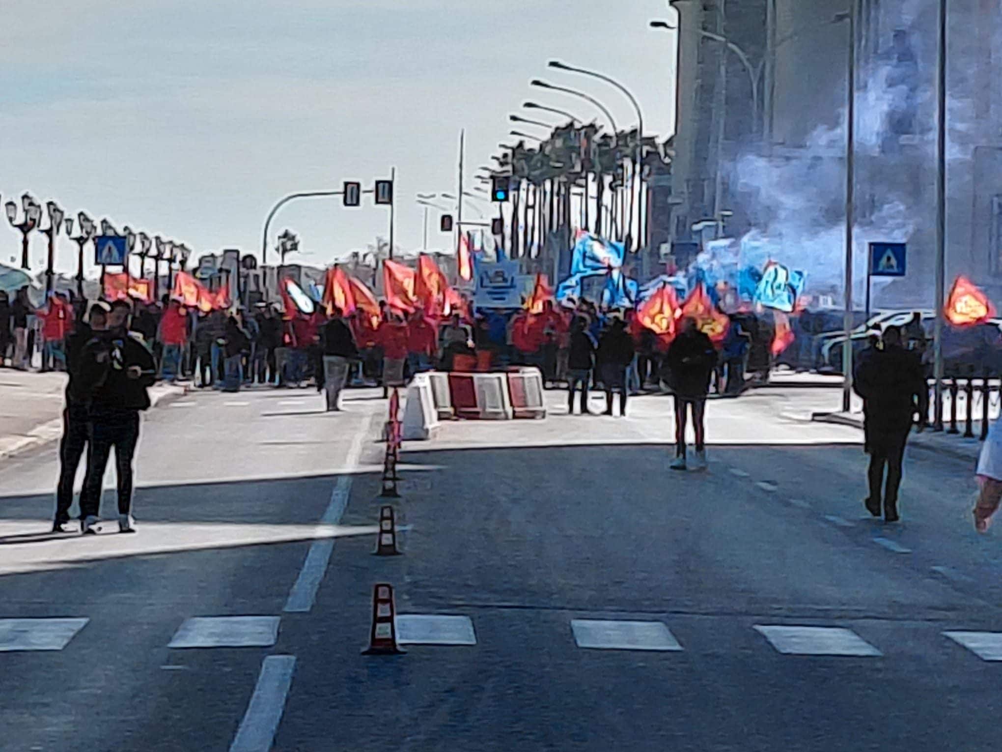 Proteste dei lavoratori dell'ex Ilva, cassa integrazione troppo breve e incertezza: "Non siamo schiavi"