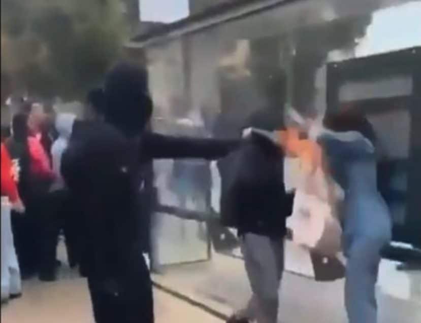 Proteste Francia, spray usato come lanciafiamme e benzina sui docenti: feriti 65 prof e oltre 100 scuole danneggiate