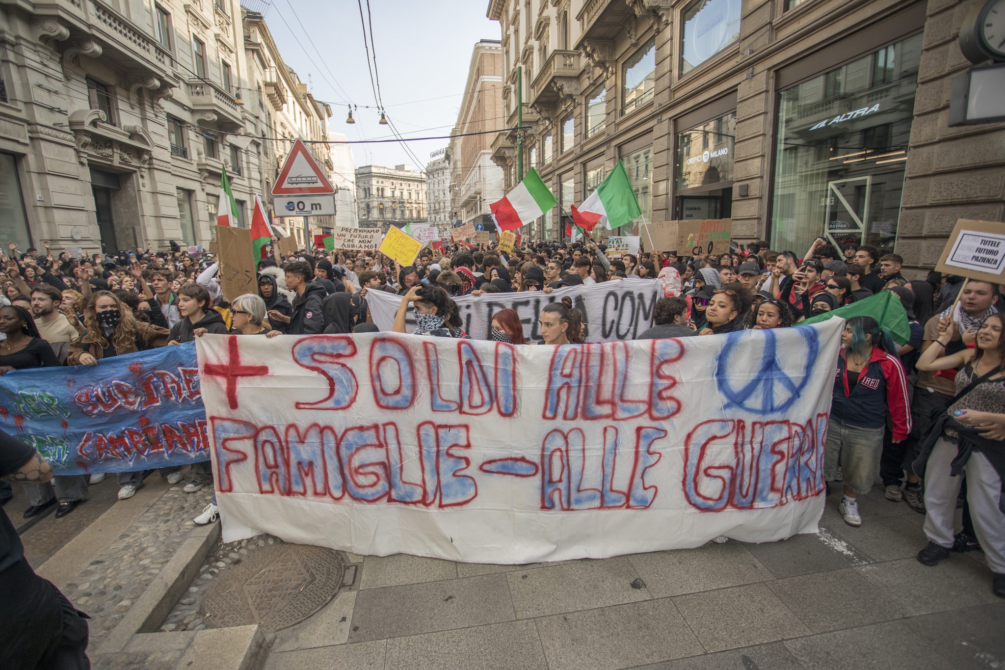 Le proteste in Italia e il silenzio di influencer e creator: non prendere posizione non è più un'opzione
