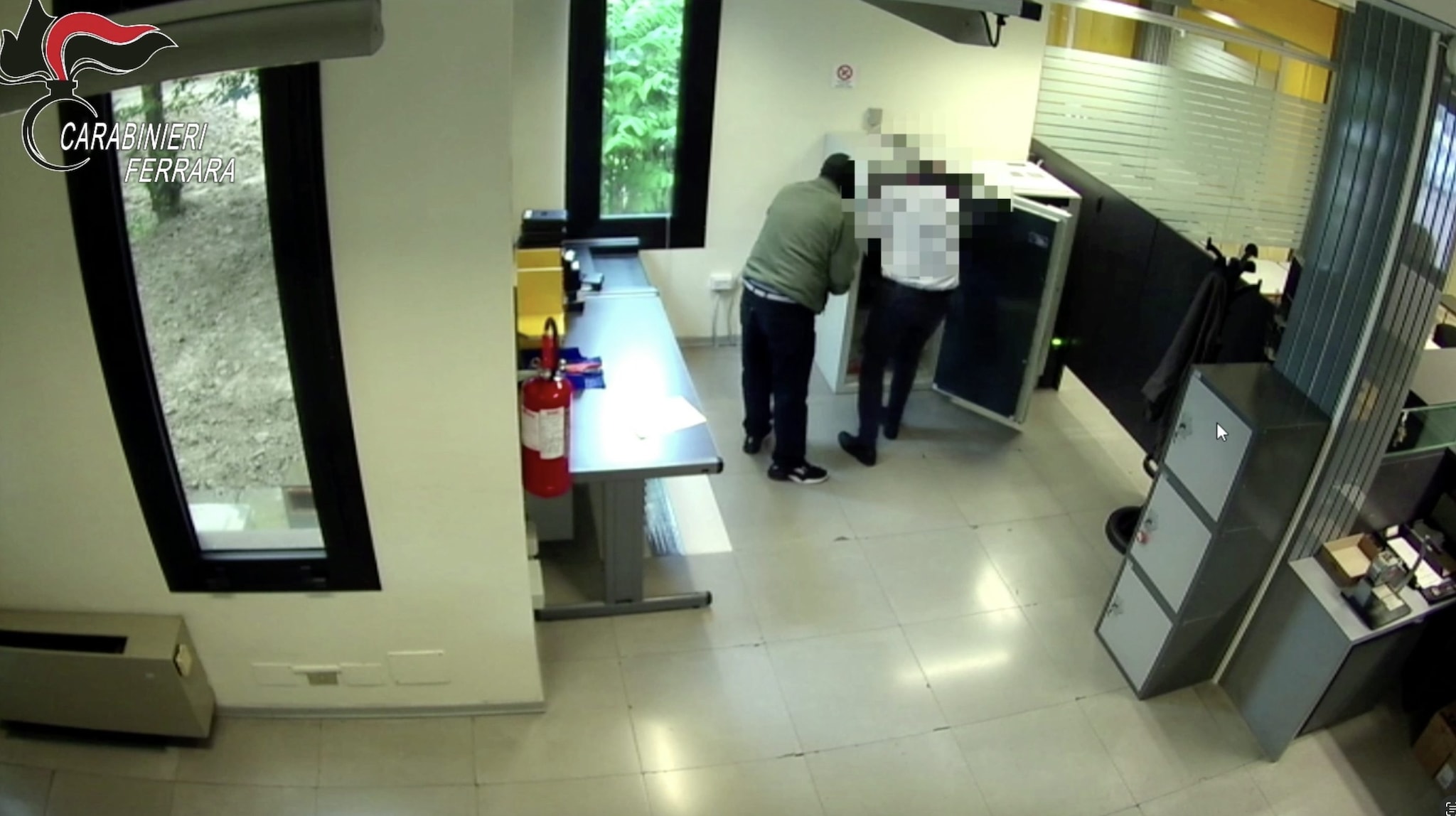 Rapina in banca con ostaggi, fuggono con il bottino ma il palo chiama per nome uno dei complici e lo fa arrestare