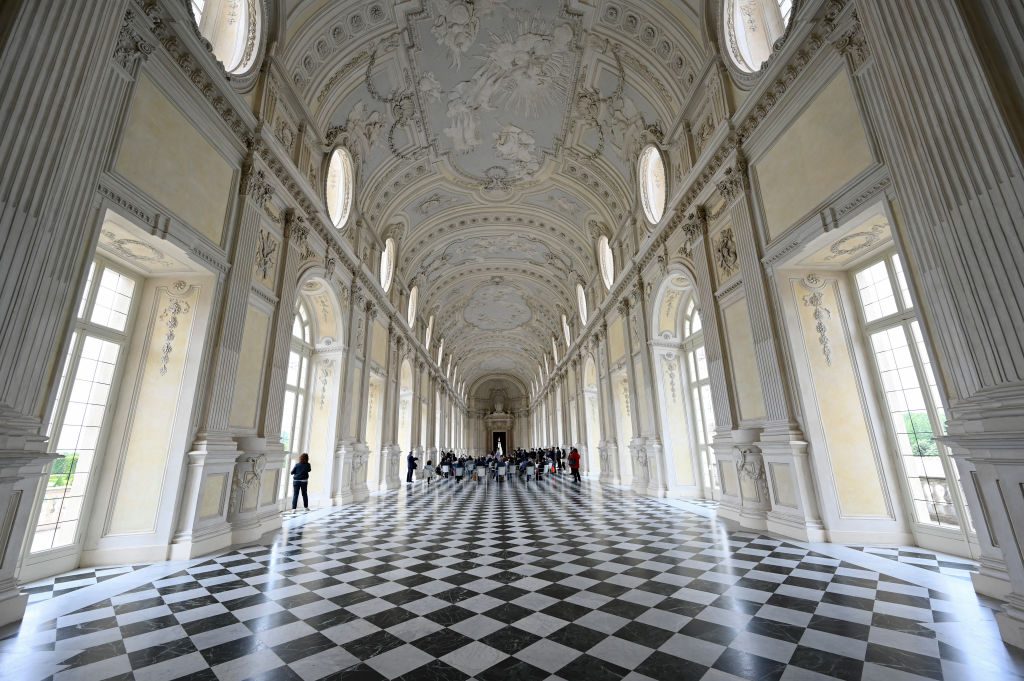 Furto alla Reggia di Venaria, rubati 26 orologi del Settecento: il colpo è durato un minuto