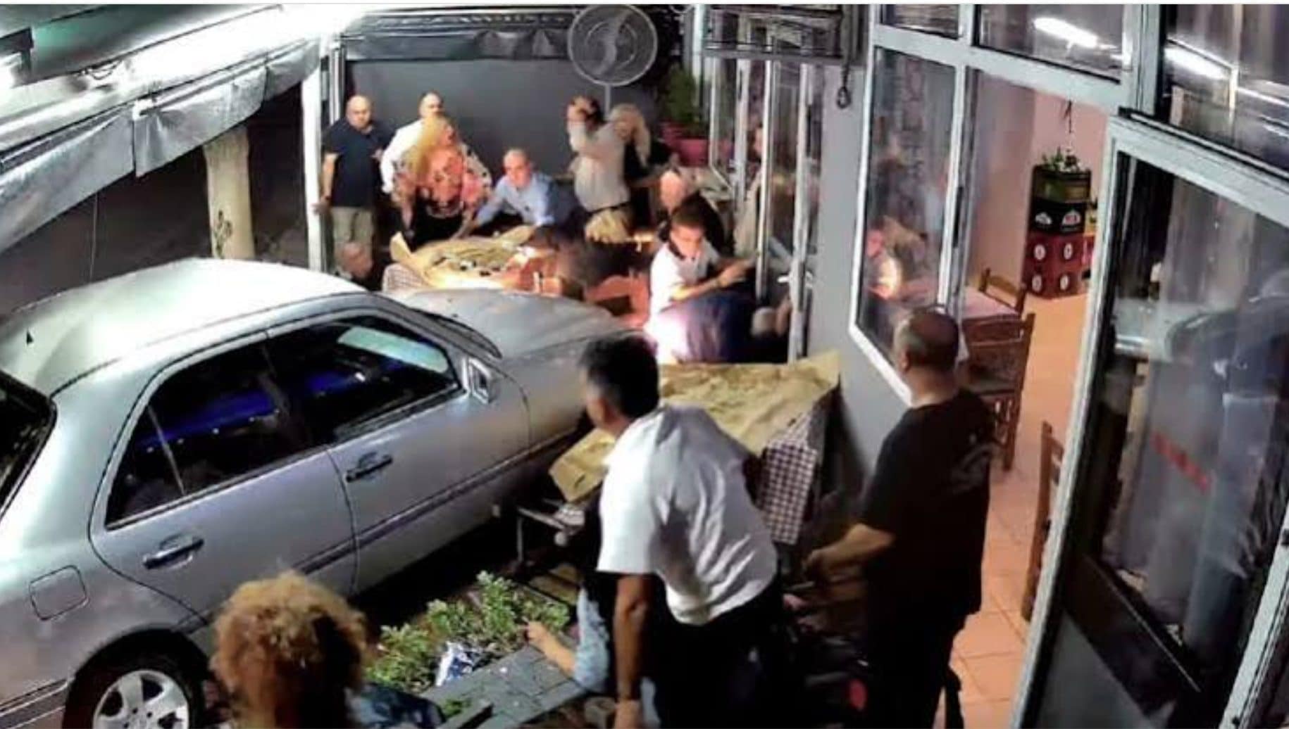 Auto piomba sui clienti di un ristorante a Salonicco, il video dello schianto: tre persone ferite