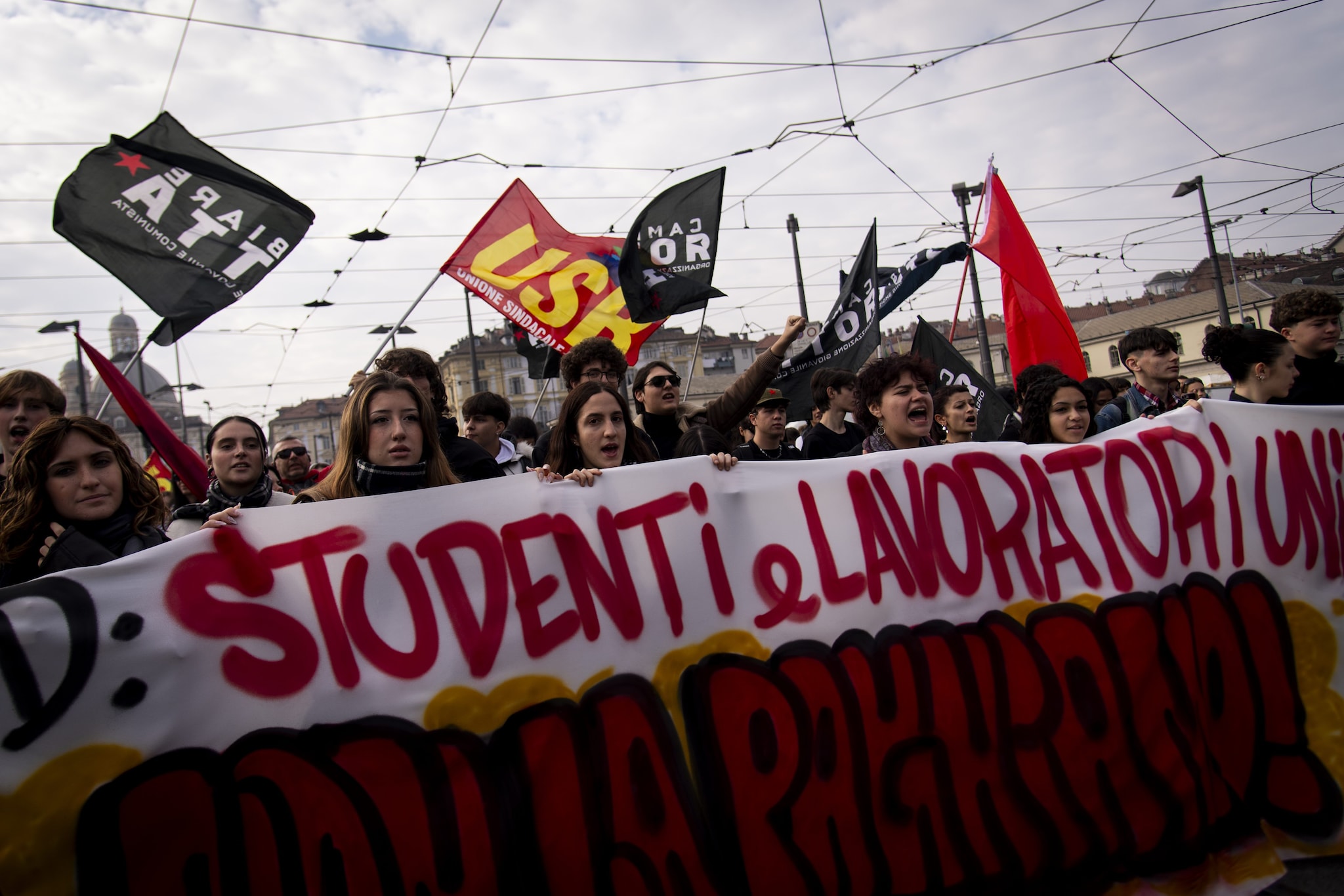 Sciopero generale oggi in Italia, cortei in corso: bloccata tangenziale a Milano, tensioni a Torino e Roma. Usb: "siamo almeno un milione"