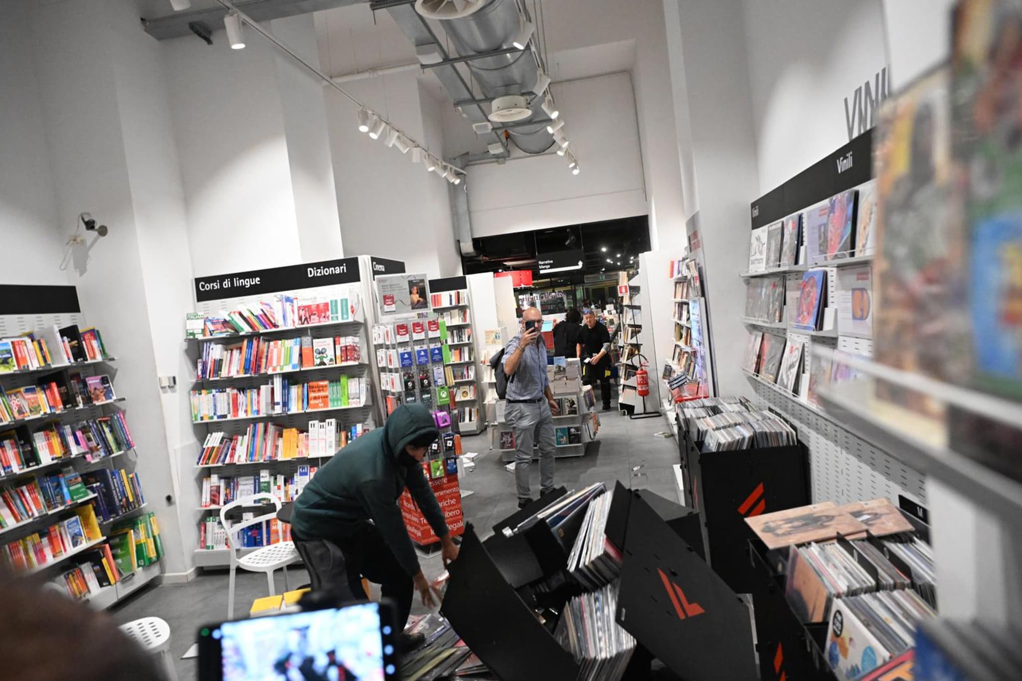 Scontri ai cortei in Italia, cariche a Bologna e Torino: pietre contro la polizia, vandalizzata una libreria