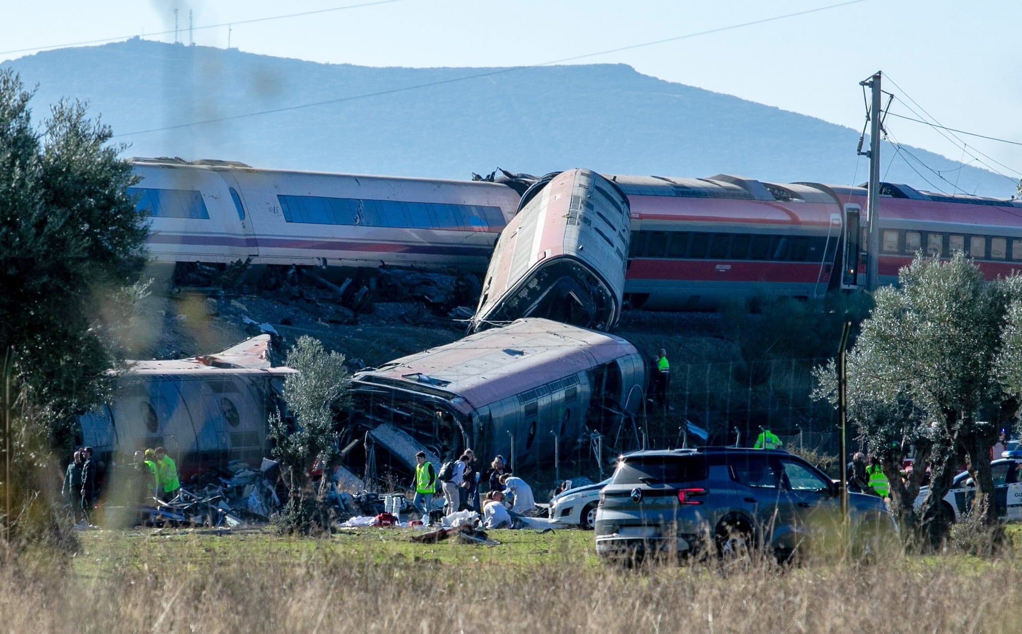 Spagna, scontro tra due treni ad alta velocità tra Madrid e l'Andalusia, binario trafigge un vagone: “Ci sono almeno 30 morti”