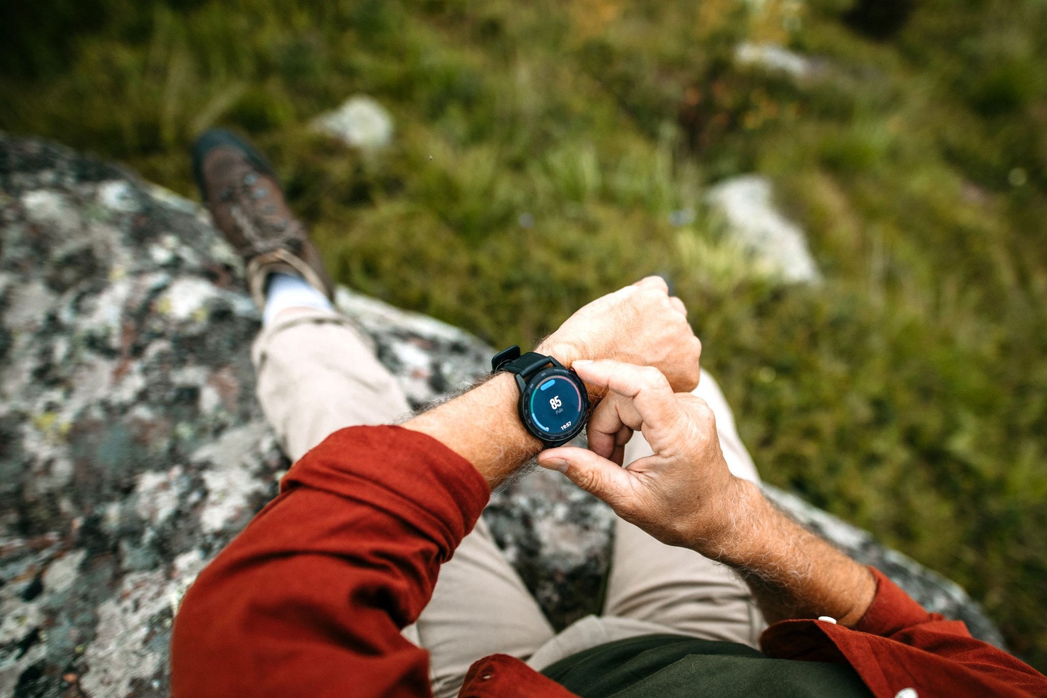 Precipita per cento metri sulle Alpi e rimane ferito gravemente, 26enne ritrovato vivo grazie allo smartwatch