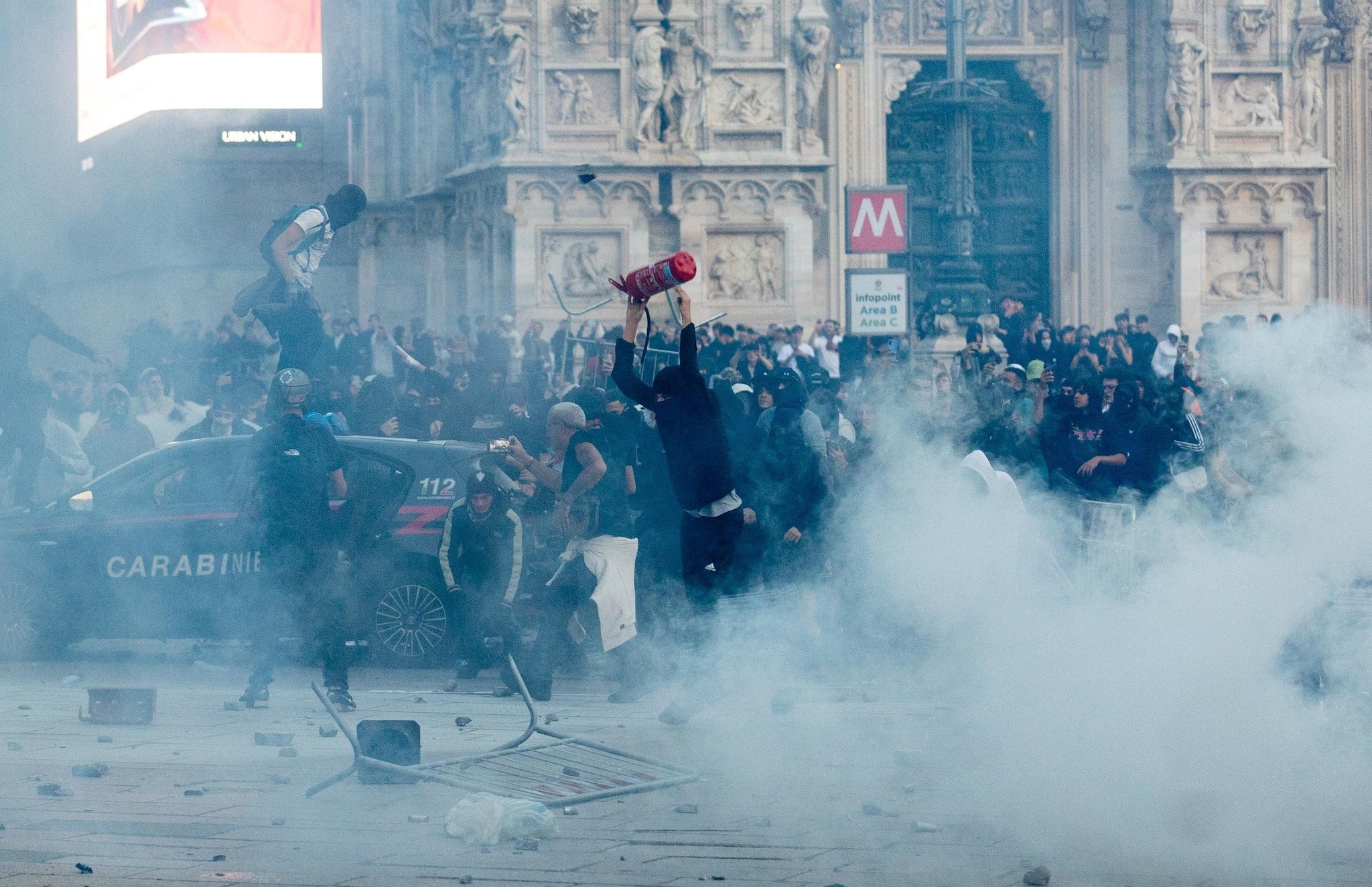 Gli effetti del decreto Sicurezza di Piantedosi: 174 persone in fermo preventivo, città comunque a ferro e fuoco