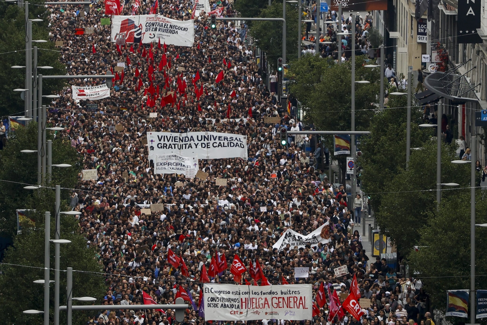 Proteste in Spagna dopo la bocciatura dei decreti Casa: "Siamo mezzo milione". Rischio elezioni anticipate