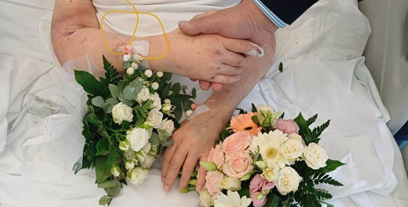 L'amore oltre la malattia, settantenni convolato a nozze in ospedale dopo 45 anni insieme: testimoni infermieri e medici