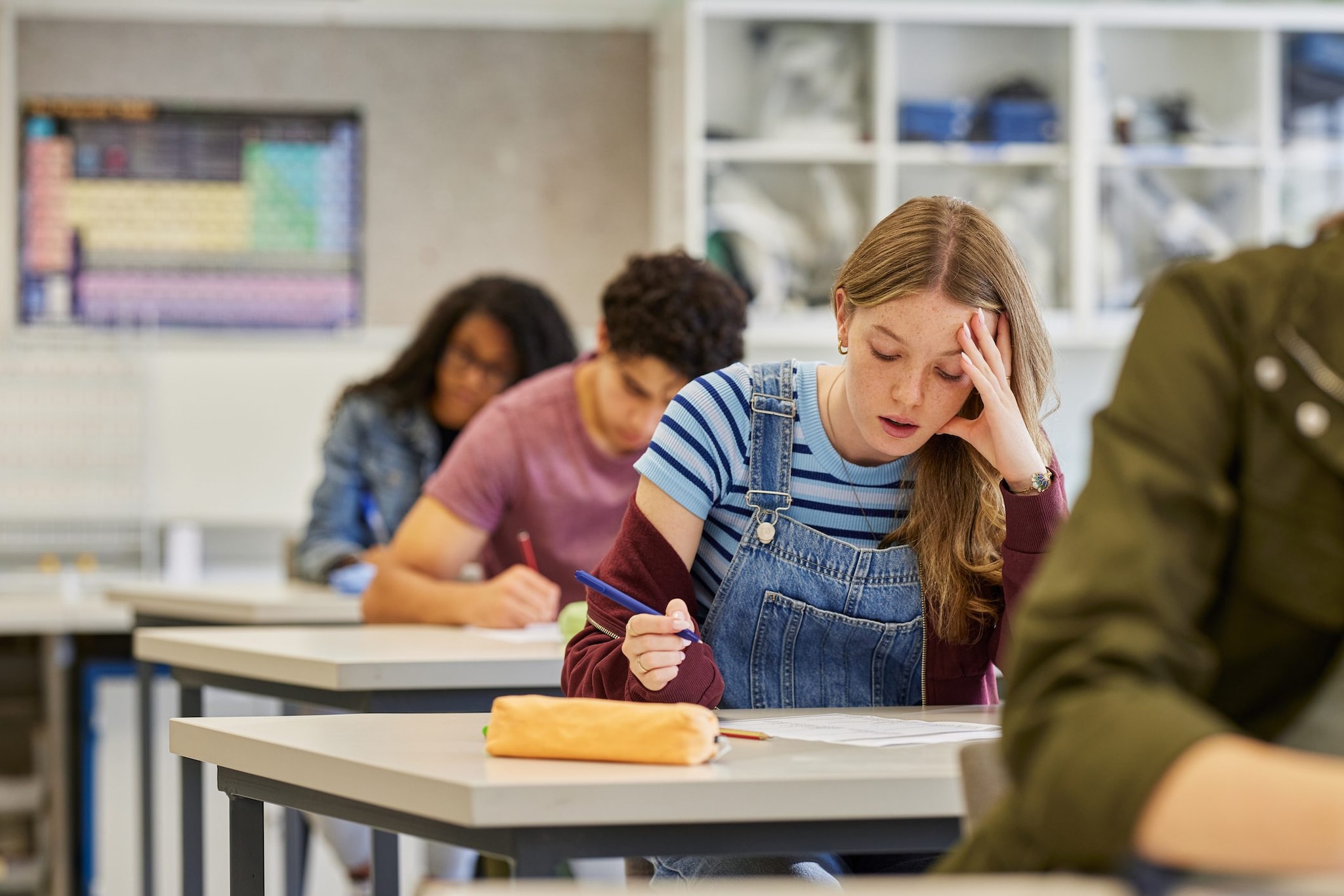 Studentessa veneta entra in classe ubriaca e si sente male: "Barcolla, venite a prenderla"