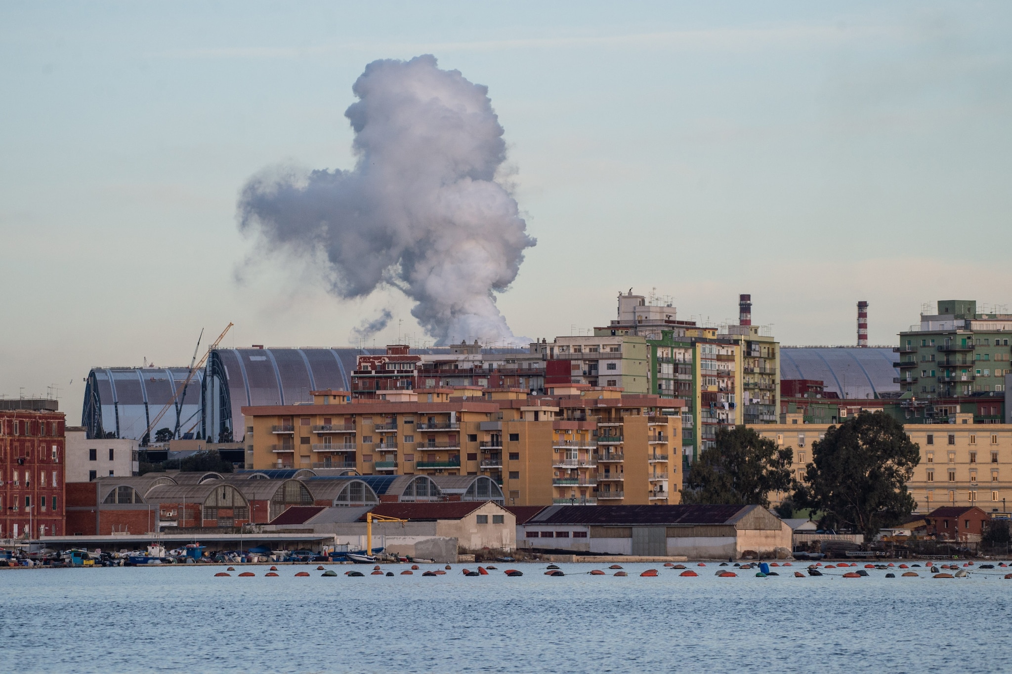 All'ex Ilva di Taranto due incidenti in 24 ore in acciaieria: "Scintille incandescenti sono come proiettili"