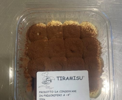 Sferetta d'acciaio nella confezione del tiramisù: scatta l'allerta alimentare, richiamato dai supermercati