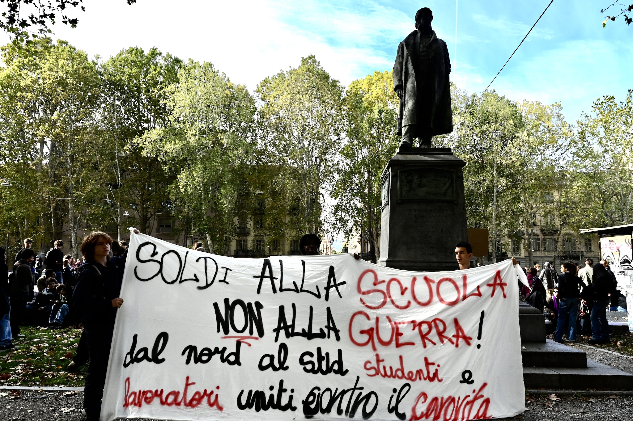 Tensioni e cariche nel centro di Torino durante la manifestazione contro riarmo e carovita: feriti tra i ragazzi