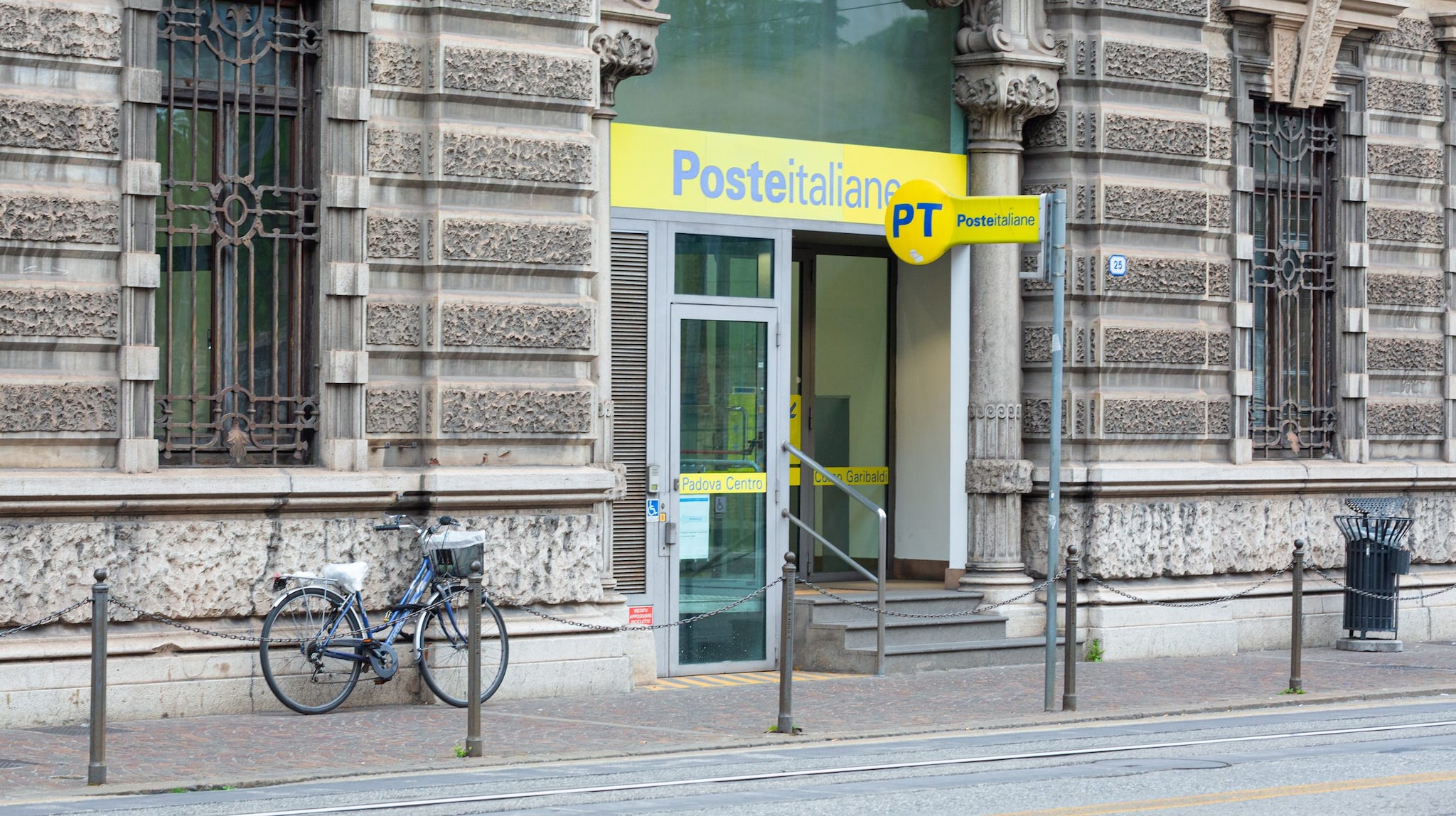 Lavora 75 minuti in più in quattro giorni, Poste Italiane la punisce: la vicenda finisce davanti al giudice
