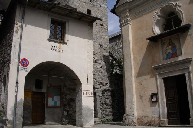 Il municipio e la chiesa di Santa Maria del Carmine