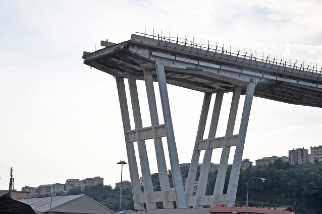 Uno dei monconi del Ponte Morandi rimasto in piedi dopo il crollo del 14 agosto 2018
