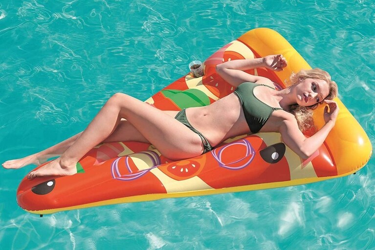 Materassino gonfiabile da mare a forma di pizza