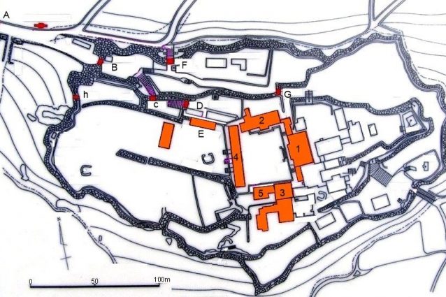 Pianta del Castello: 1: Seiden; 2: Hokuden; 3: Nanden; 4: Houshinmon; 5: Bandokoro; A: Shureimon; B: Kankaimon; C: Zuisenmon; D: Roukokumon; E: Koufukumon; F: Kyukeimon; G: Uekimon; H: Kobikimon