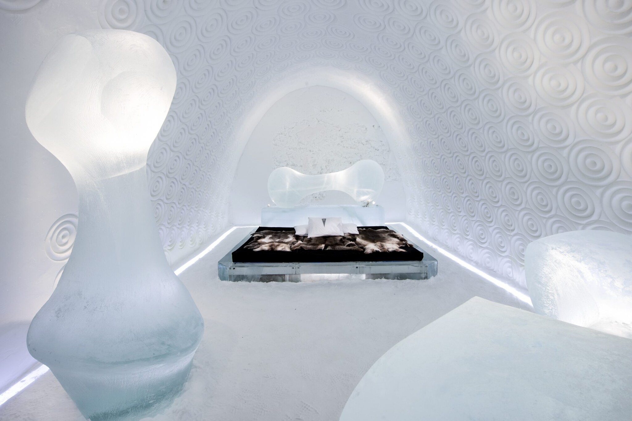 ICEHOTEL 30 | Art Suite Bone Room | Design Rob Harding | Photo Asaf Kliger | © ICEHOTEL
