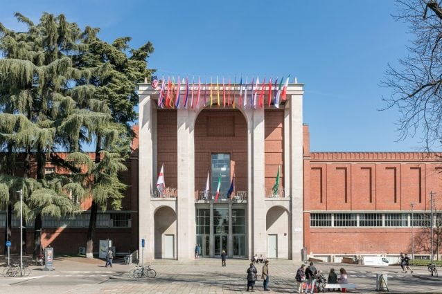 Facciata bandiere – © Triennale Milano – foto Gianluca Di Ioia