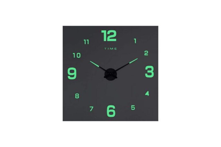 orologio da parete visibile di notte