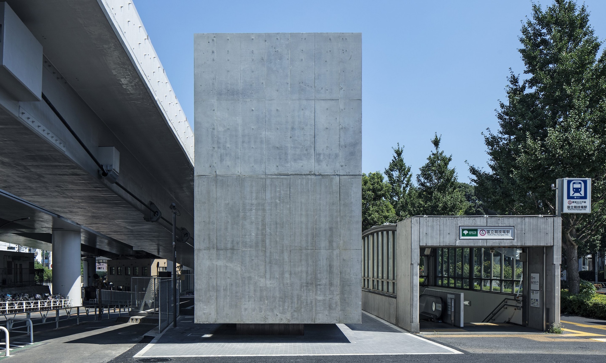 Sembra un monumento ma è un bagno pubblico unico al mondo