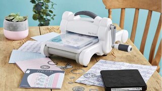 Set Di 4 Fustelle Metalliche Per Fustellatrice – Motivo Mughetto, Farfalla E Targa – Acciaio Di Alta Qualità Per Scrapbooking E Biglietti Fai Da Te