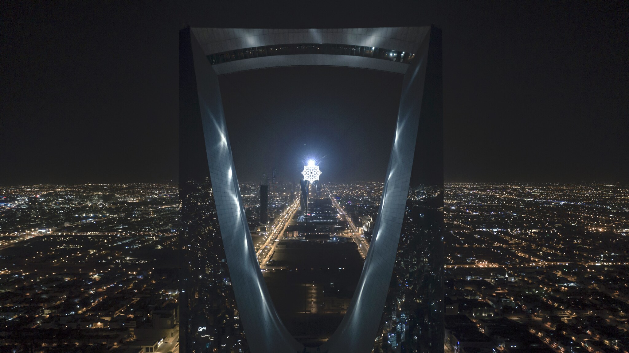 Koert Vermeulen, Star in Motion, 2021, Steel, aluminium, LED lighting, Automatic lighting, control systems, 625 cm diameter, Courtesy the artist, Photo ©Riyadh Art 2021 (2)
