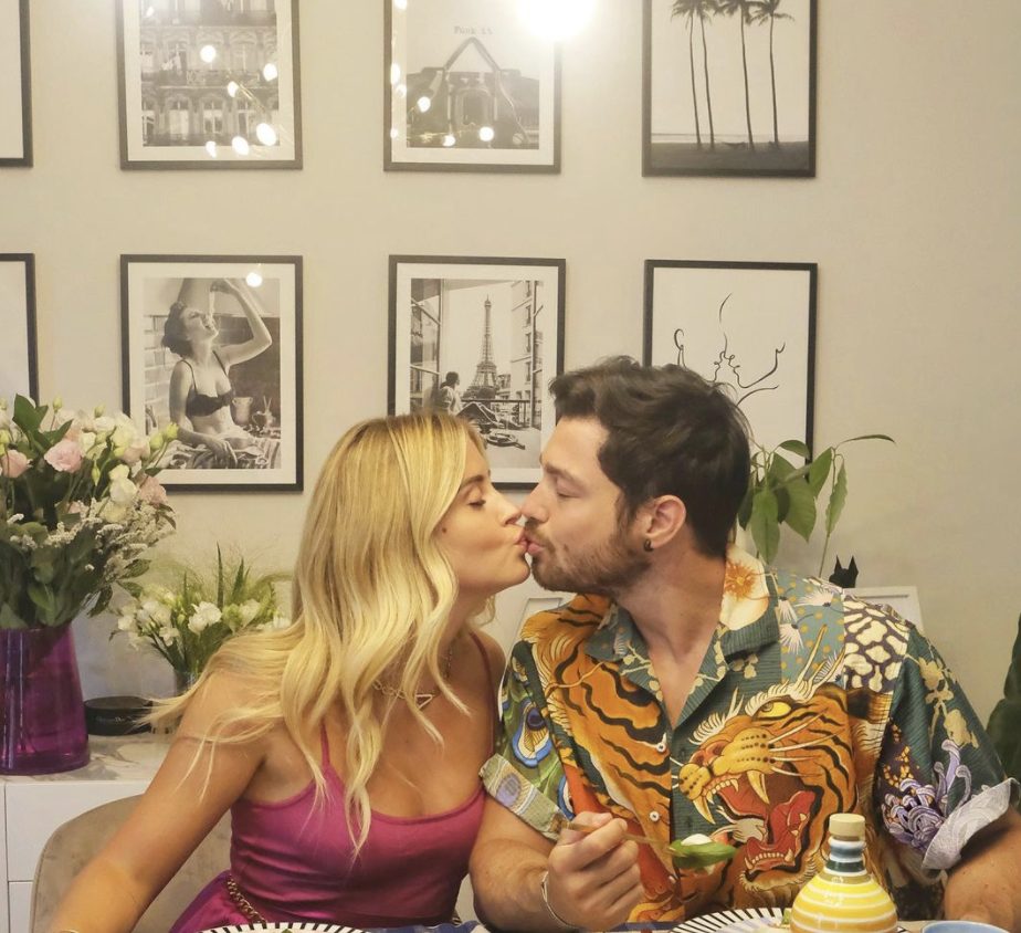 Valentina Ferragni e Luca Vezil si baciano seduti al loro tavolo da pranzo