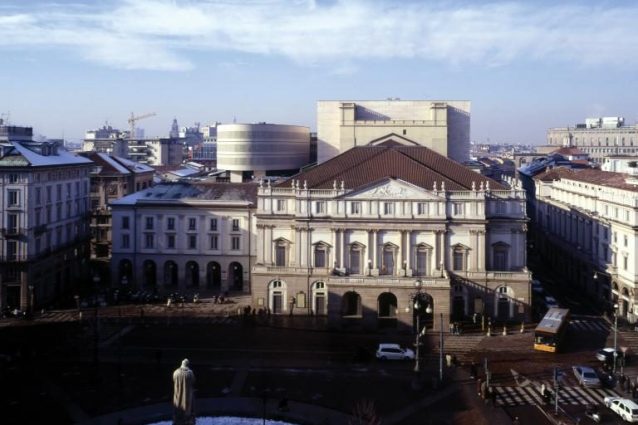Viste esterne del teatro La Scala, Milano. Fotografia © Pino Musi. (Archivio Mario Botta)