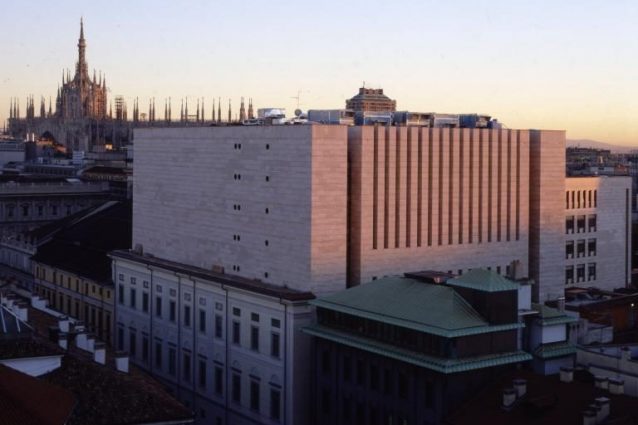 Viste esterne del teatro La Scala, Milano. Fotografia © Pino Musi. (Archivio Mario Botta)