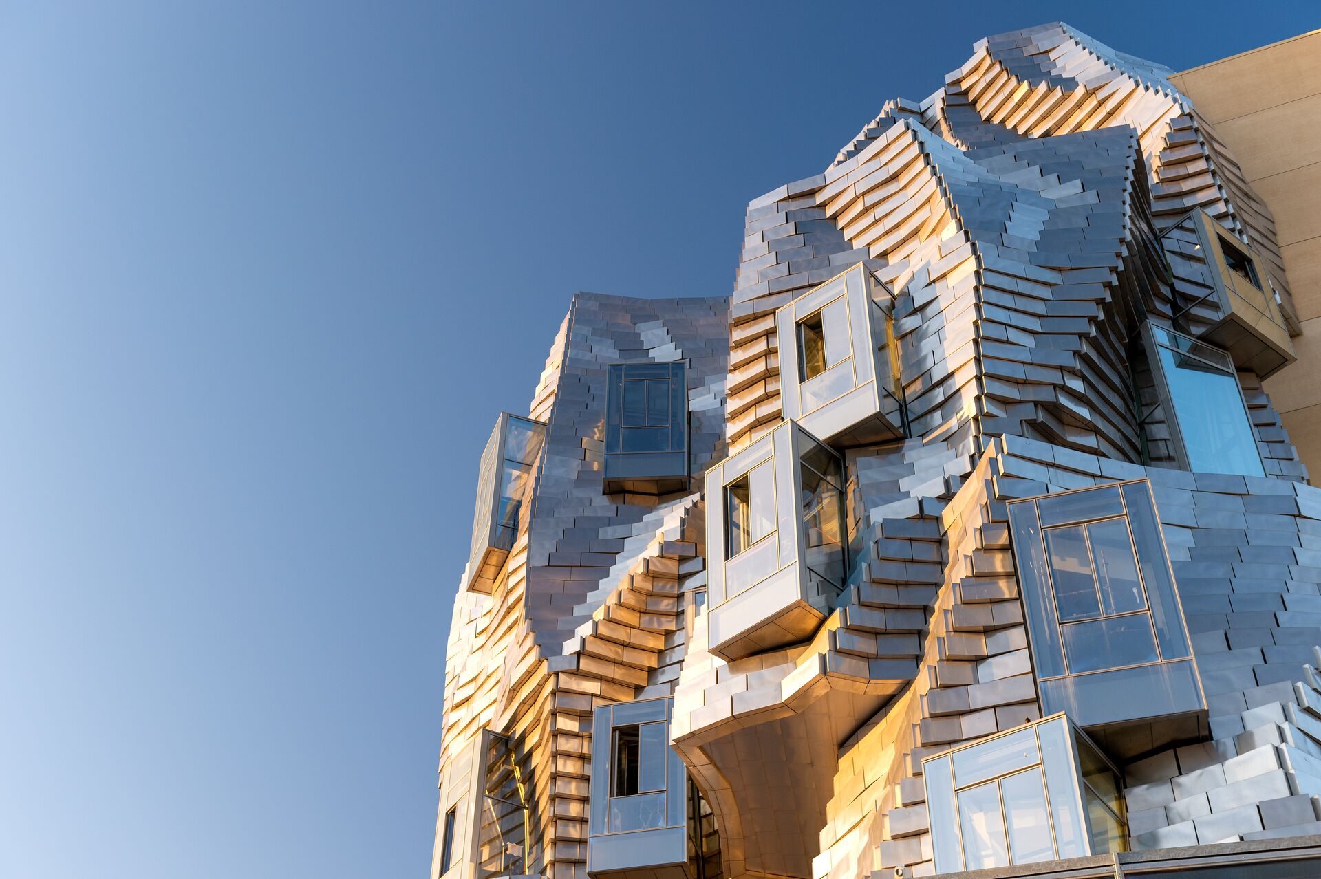 Apre LUMA, il Museo increspato di Frank Gehry ad Arles