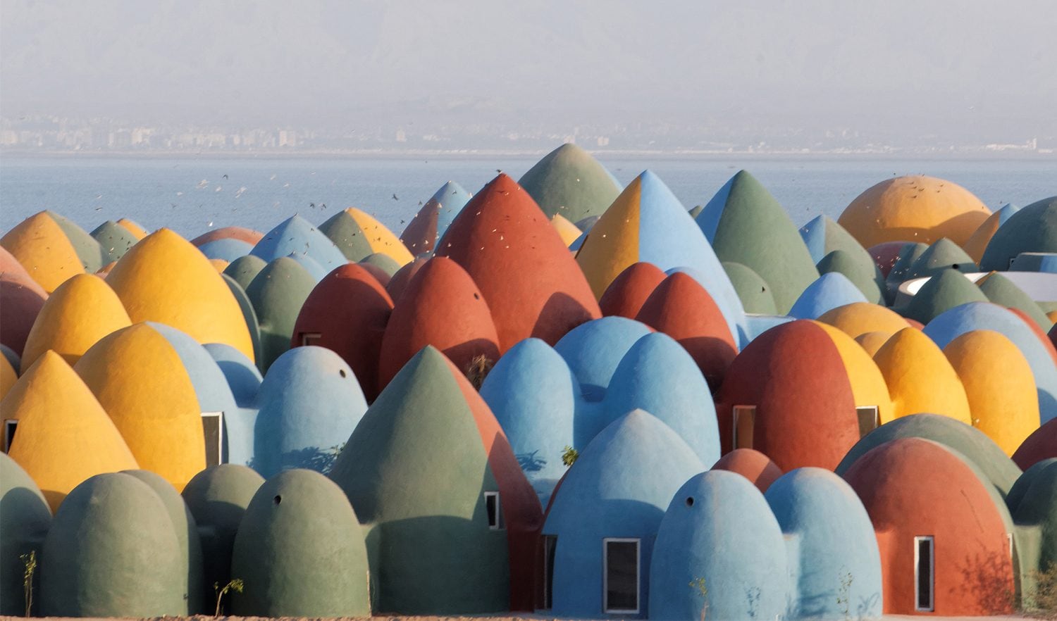 Esiste un'isola Arcobaleno in Iran e queste sono le sue coloratissime case