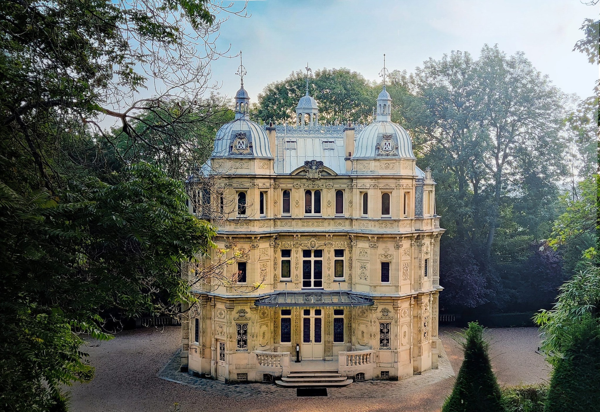 Dormire nel Castello di Monte Cristo che fu residenza dello scrittore Alexandre Dumas