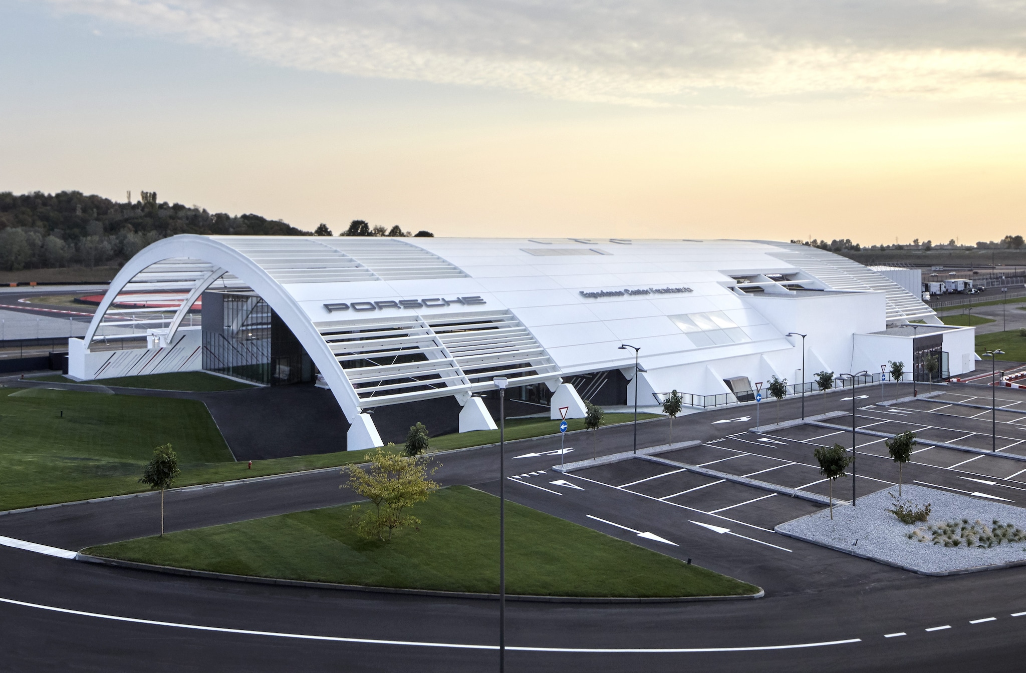 Apre il Porsche Experiece Center Franciacorta, un paradiso delle auto sportive a 1 ora da Milano