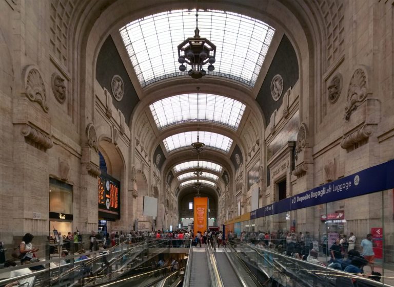 Non solo treni, la Stazione Centrale di Milano diventa un mercato di eccellenze culinarie e shopping Non solo treni, la Stazione Centrale di Milano diventa un mercato di eccellenze culinarie e shopping