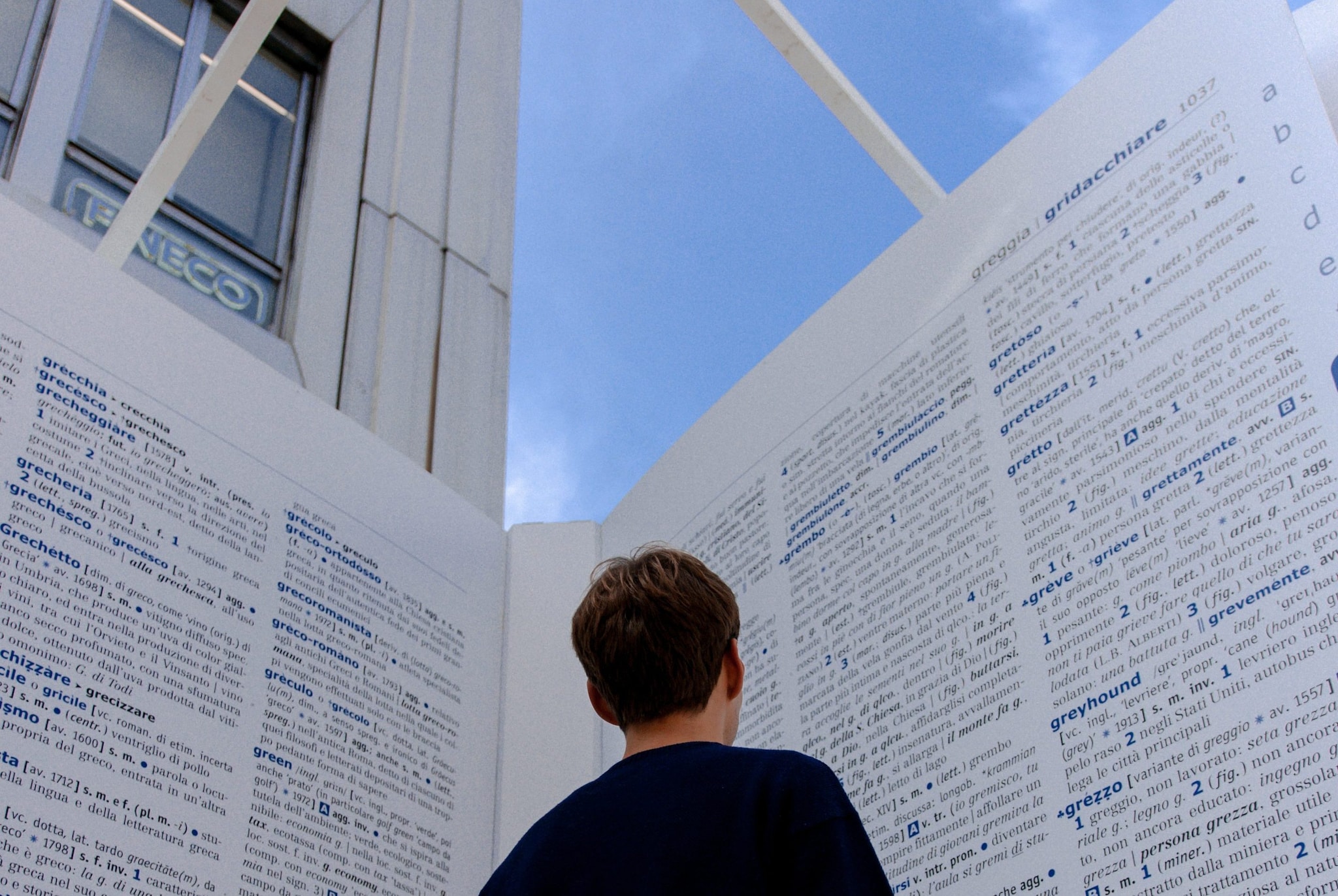 L’installazione Cambialalingua di Zanichelli a Milano